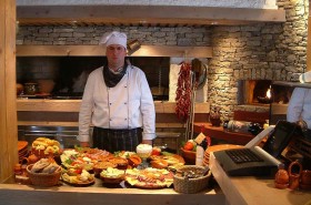 Hotel je vyhlášný  tradiční bosanskou kuchyní