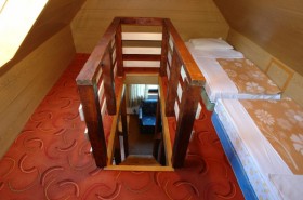 2-osobowa sypialnia nad schodami