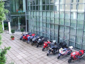 Zaparkowane motocykle przed hotelem
